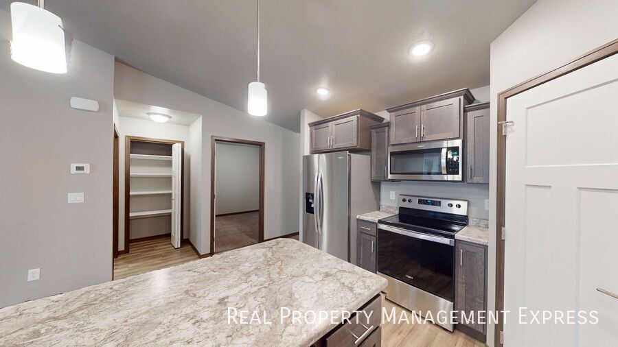 Building Photo - Bright, Spacious, and Move-In Ready 2-Bedr...