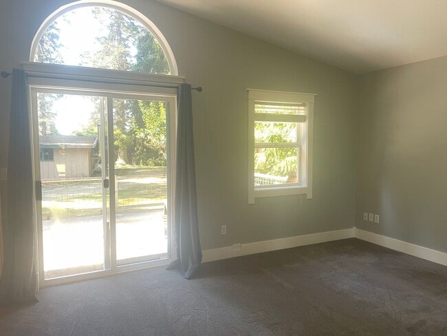 Building Photo - Charming Cottage with Private Beach Rights!