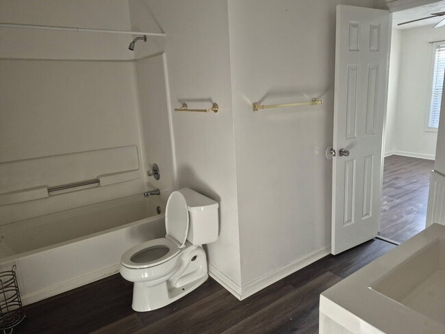 Building Photo - 1004 Brookhollow Dr