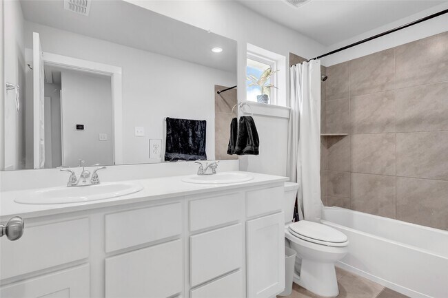 Building Photo - 7218 Clearwater Cv Dr