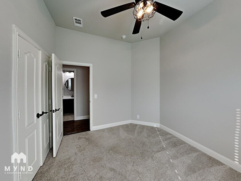 Building Photo - 4424 Oak Bluff Dr