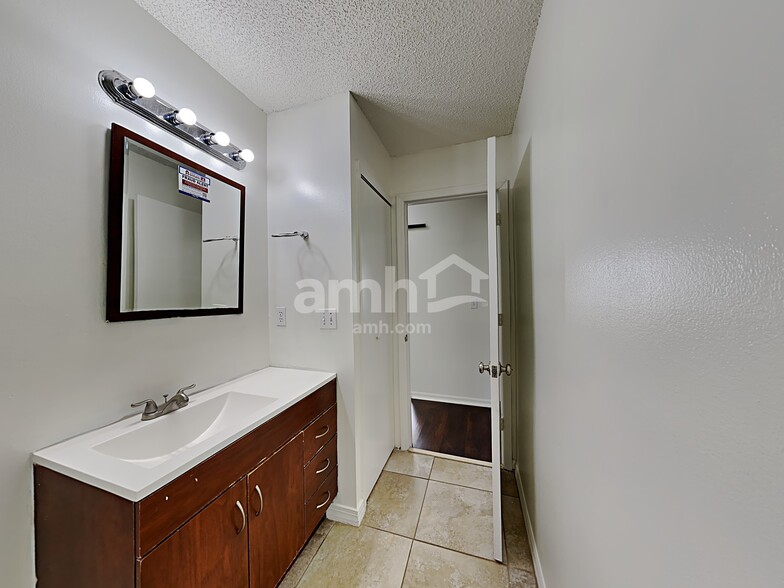 Building Photo - 332 SW Hollyhock Ct