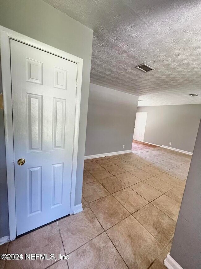 Building Photo - 6634 Kinlock Dr