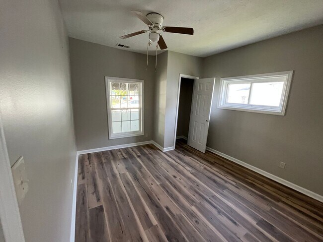 Building Photo - Quaint 2 Bedroom in Shelbyville!