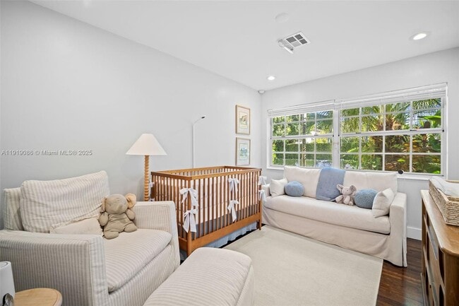 Building Photo - 300 Manor Pl