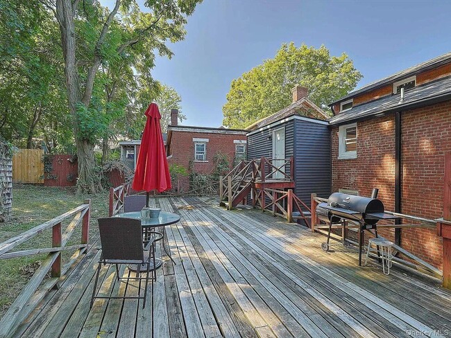 Building Photo - 95 Delafield St