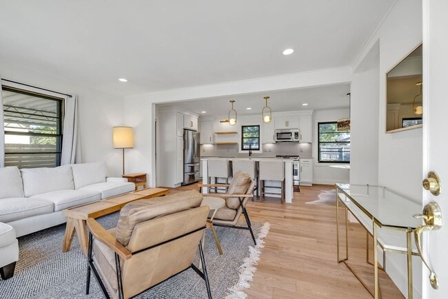 Building Photo - Beautifully furnished short-term rental in...