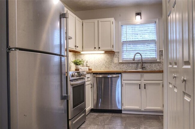Building Photo - 587 Wedgewood Dr