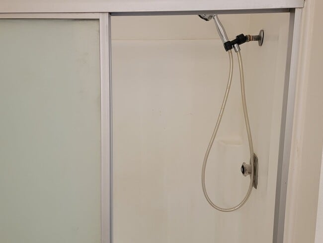 Building Photo - 3 Bedroom 1 3/4 Bath HOUSE with 2 car garage