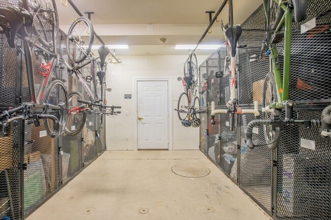 Building Photo - Amazing 1 BR/1 BA Condo in Dupont Circle!