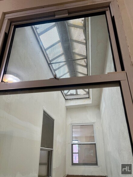 Building Photo - 4BR 1BA Historic Mixed Use Loft w/ Massive...