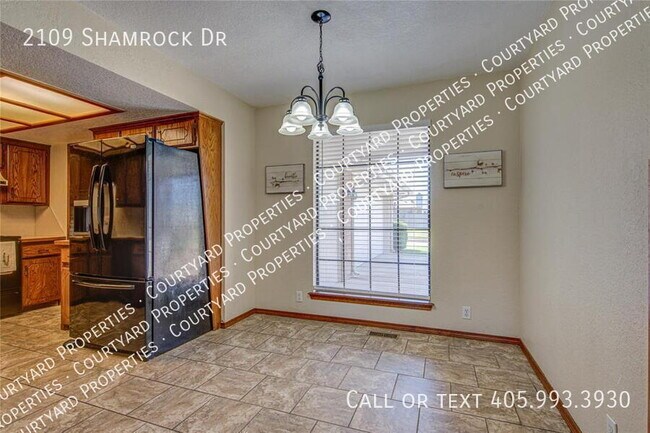 Building Photo - 2109 Shamrock Dr