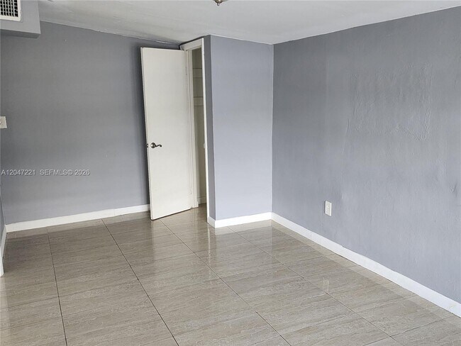 Building Photo - 4100 SW 36th St