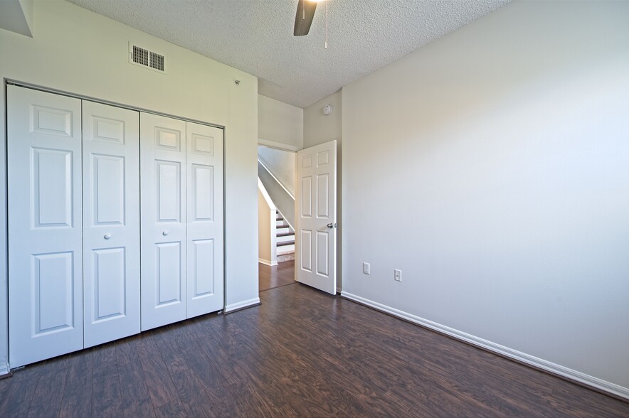 Building Photo - 5701 Bentgrass Dr