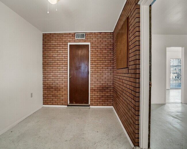 Building Photo - Westside 3 Bedroom 1.75 Bath