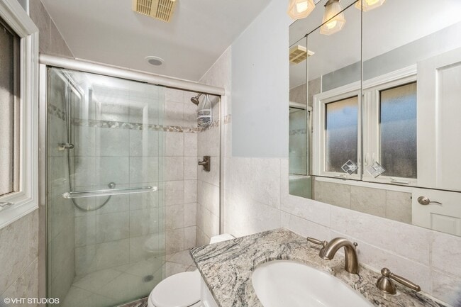 Building Photo - 829 Pinehurst Ln