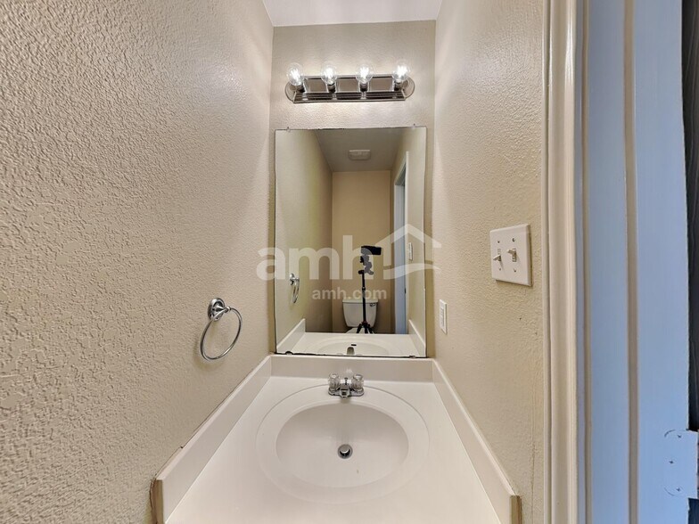 Building Photo - 13209 Thome Valley Dr