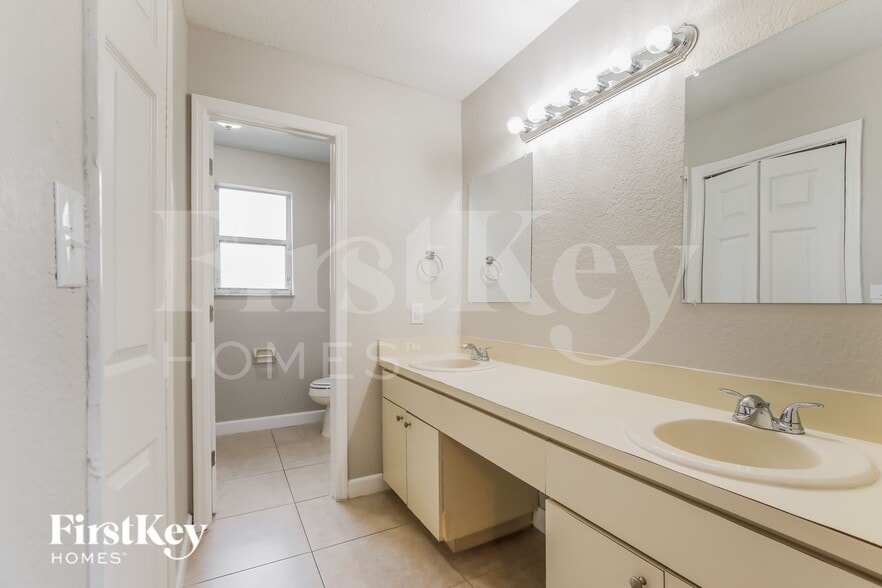 Building Photo - 10561 SW 161st Ave