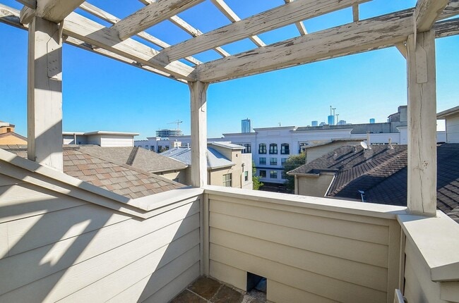 Building Photo - 1116 Columbus St