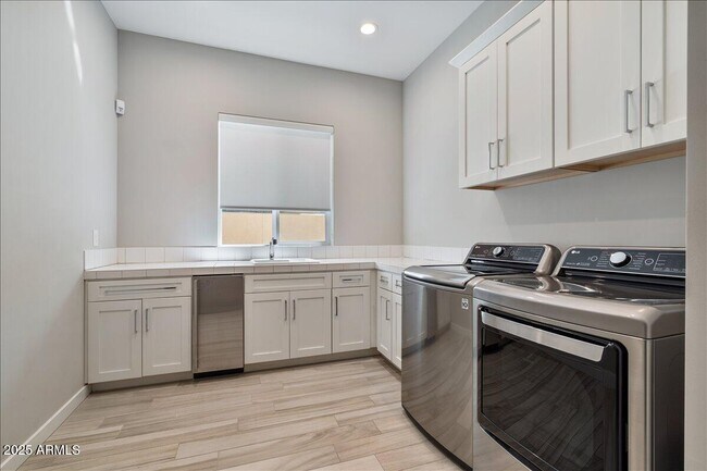 Building Photo - 5543 E Beryl Ave