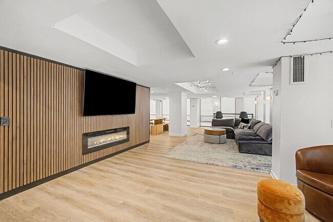 Building Photo - 1660 N La Salle Dr