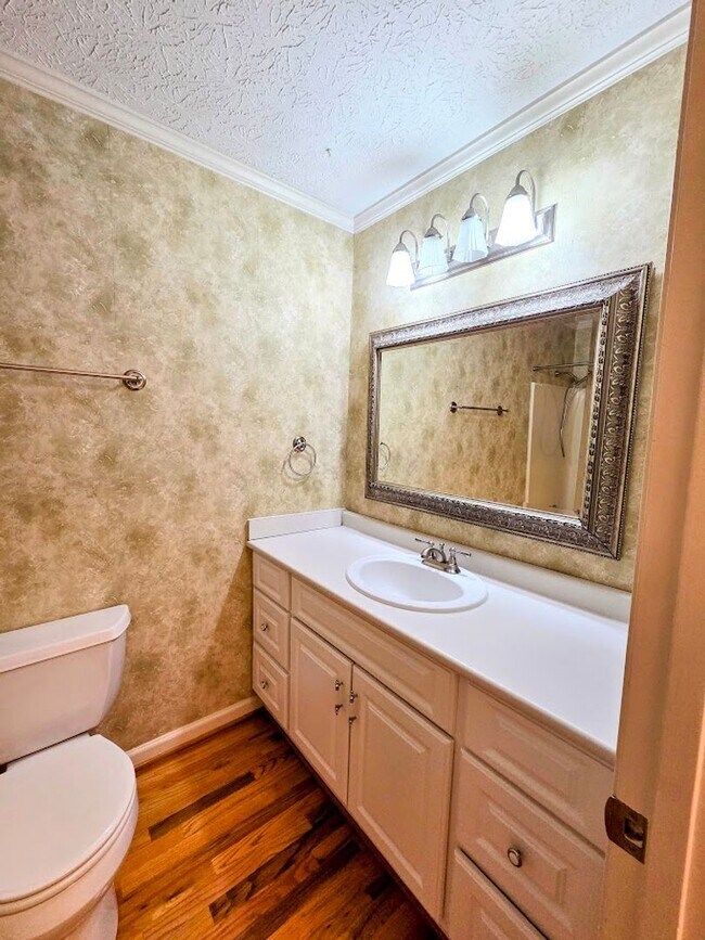 Building Photo - 3 Bedroom Brick Home