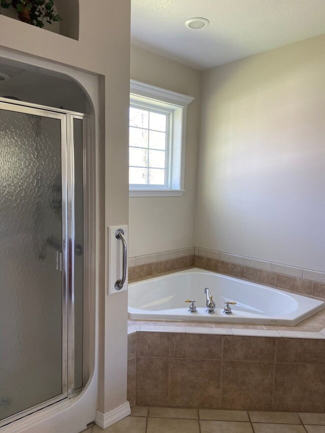 Building Photo - Beautiful Custom 3 bedroom, 2.5 bath home for lease in Poplar Bluff