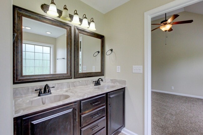 Building Photo - Sweet 3 bed 2 bath clost to post and I-24.