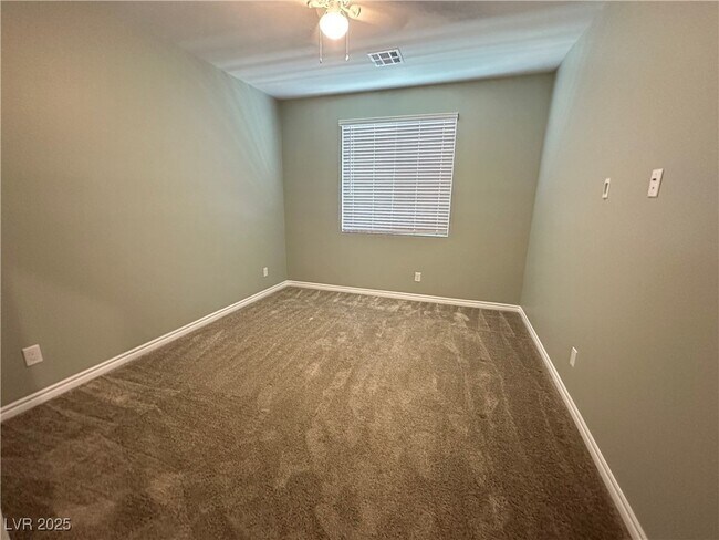 Building Photo - 9565 Camelback Crk Dr