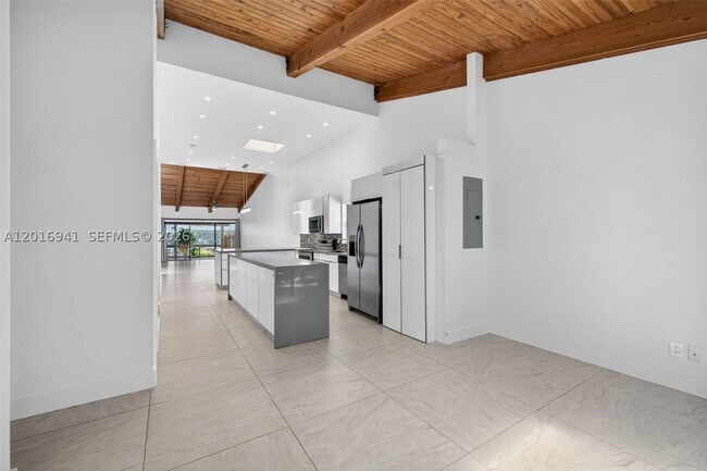 Building Photo - 2619 Parkview Dr S