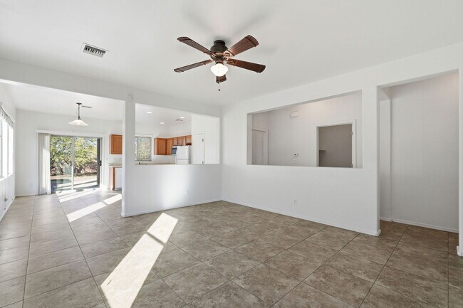 Building Photo - 907 E Catkins Pl