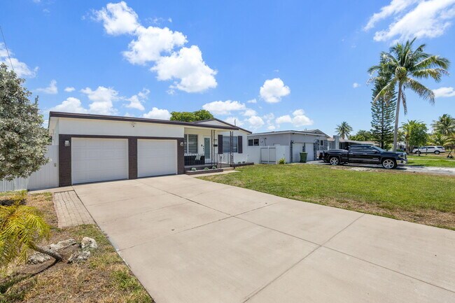 Building Photo - 7021 SW 10th Ct