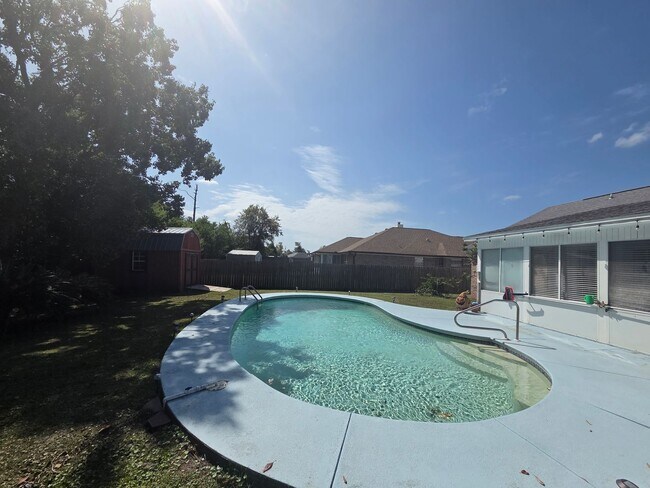Building Photo - Spacious 4Bed/2Ba Brick Home w/Inground Pool in Mowat Highlands! *1/2 OFF Security Deposit for Ac...