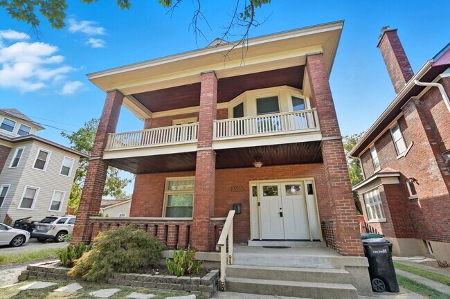 Building Photo - 6 Bed/3 Bath Remodeled Hyde Park Home w/Ce...