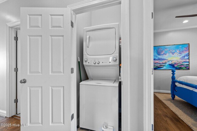 Building Photo - 8632 Sound Dr
