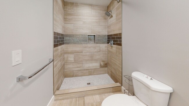 Building Photo - 6BR/6BA Unit with Private Bathrooms | Part...