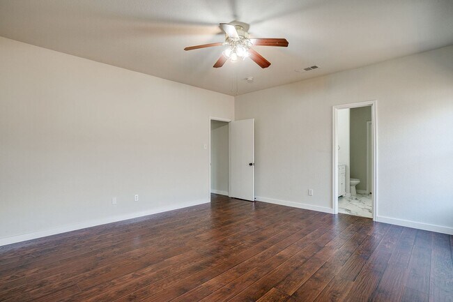 Building Photo - Spacious 4 Bed- 2.5 Bath Rental in the Des...