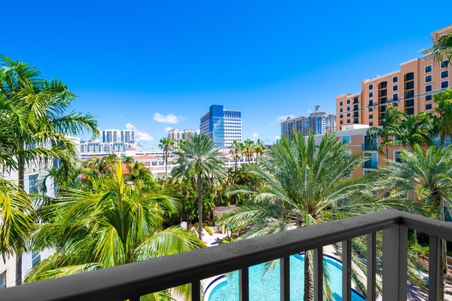 Building Photo - 720 S Sapodilla Ave