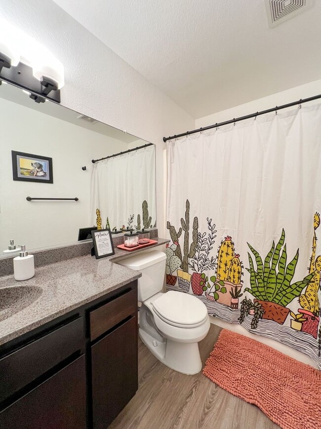 Building Photo - Fully Furnished 4 Bedroom in Sunmore Estat...