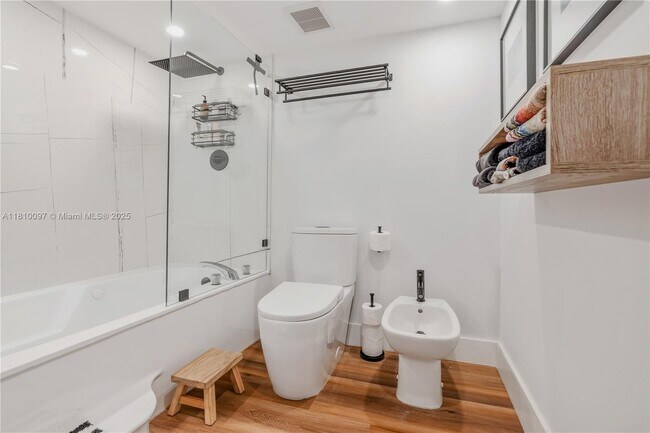 Building Photo - 520 Brickell Key Dr