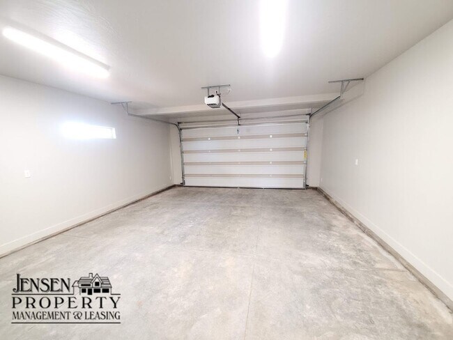 Building Photo - Three Bedroom Red Mountain Vista Town Home