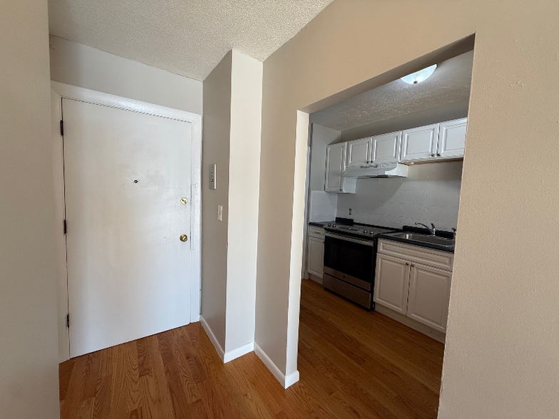 Building Photo - 44 Maple St