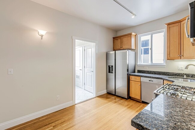 Building Photo - Stylish Top-Floor Two Bedroom and One and ...