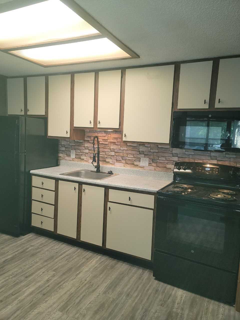 Kitchen - Woodcrest Apartments