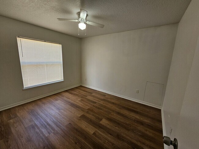 Building Photo - 2611 Hollow Ln