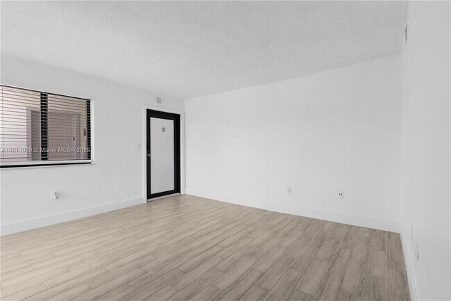 Building Photo - 810 Salzedo St