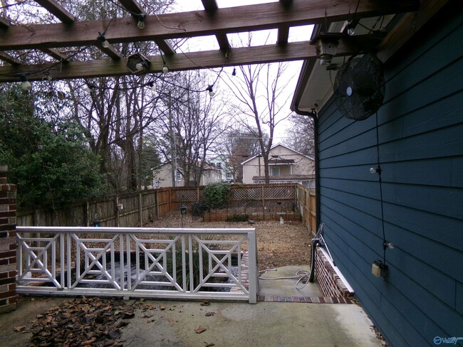 Building Photo - 505 Oshaughnessy Ave NE