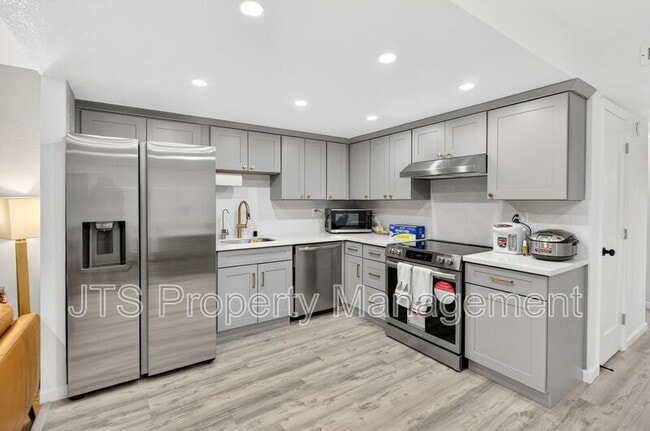 Building Photo - 728 Clipper Way