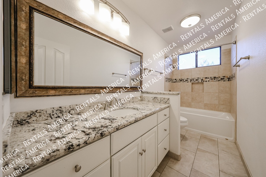 Building Photo - 5444 E Grovers Ave