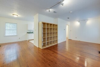 Building Photo - 3 Bedroom, 2 Bath Home Available 10/1/2025...